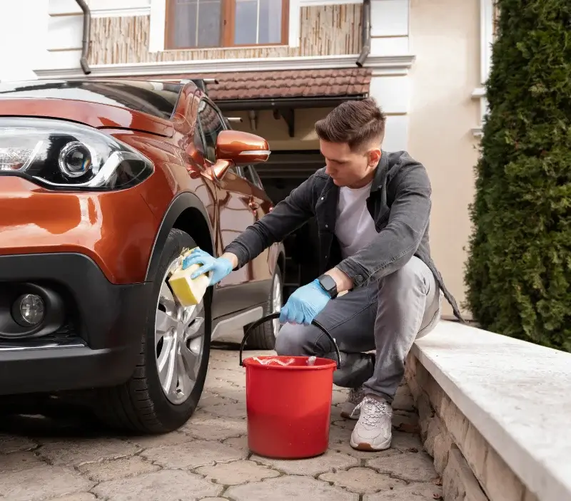 Lavage auto à domicile Vertou : professionnel intervenant sur un véhicule